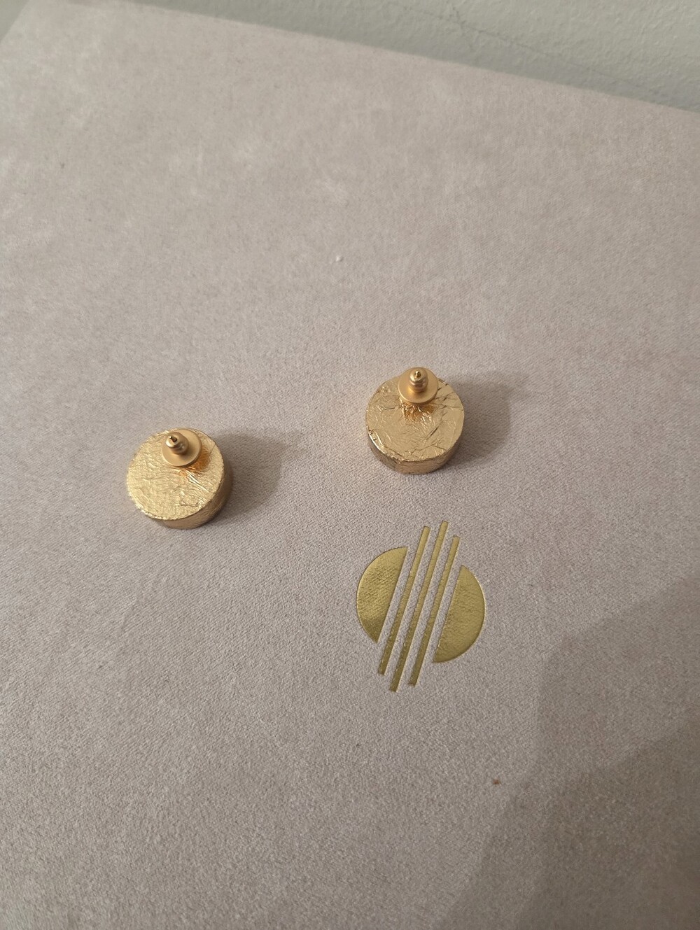Veya Khoi Round Gold Disc Stud Earrings SMALL - Picture 3 of 3